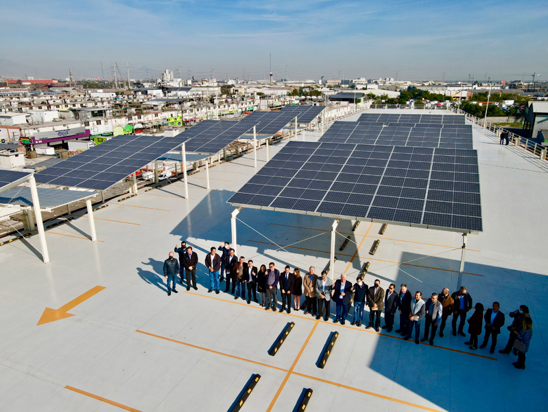 paneles solares en techo con personas