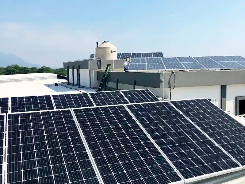 paneles solares en techo de casa