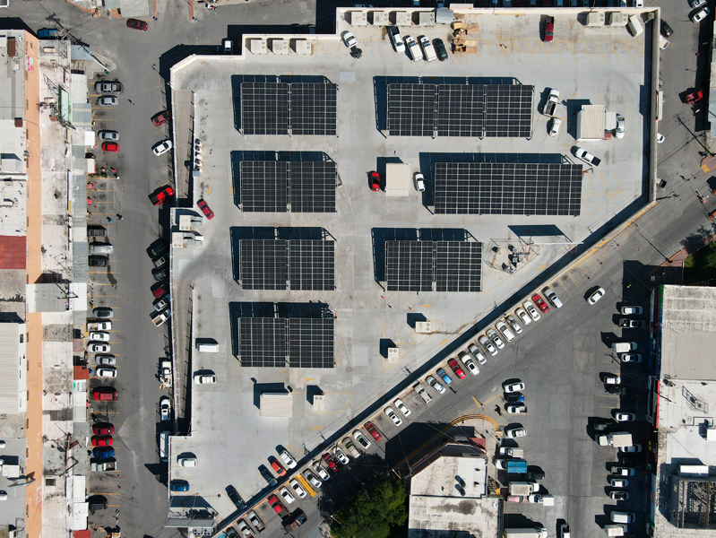 instalación de paneles solares en estacionamiento de techo