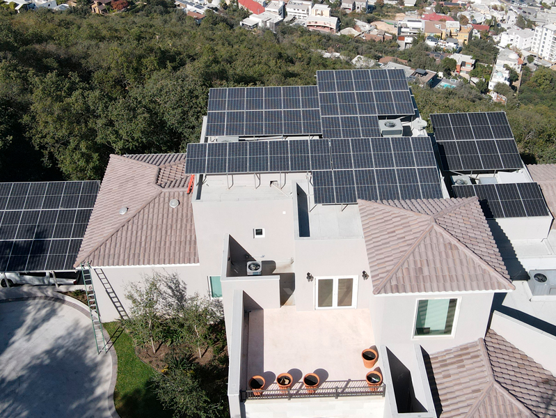 paneles solares en techo de estacionamiento