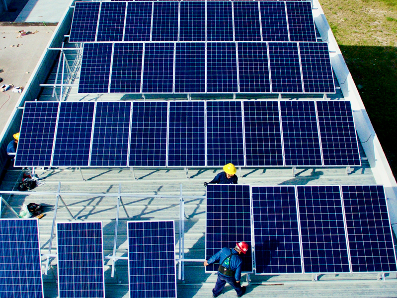 instalación de paneles solares en techo