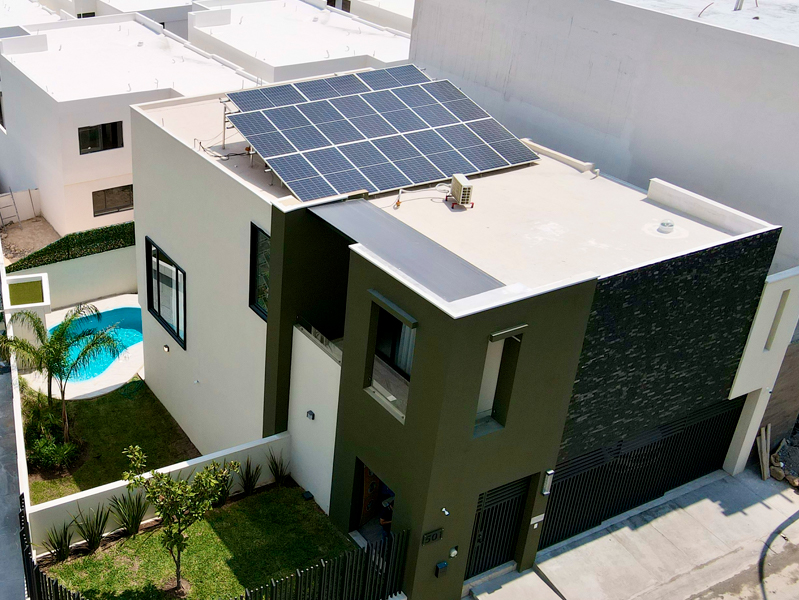 paneles solares en techo residencial