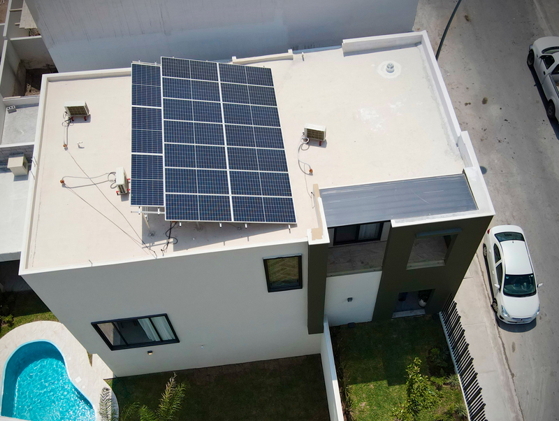 paneles solares en el techo de una residencia