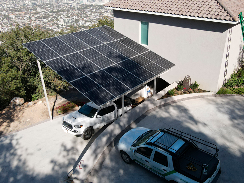 paneles solares en estacionamiento